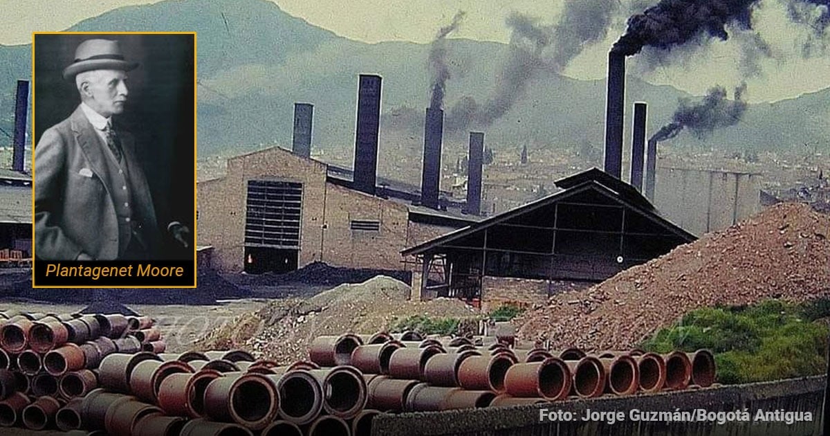 Industrial yard with multiple smokestacks, piles of pipes, and a lean structure in the foreground; inset portrait labeled Plantagenet Moore. - Moore: la fábrica de tubos y ladrillos que desapareció para darle paso al Portal 20 de julio