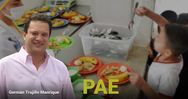 Las2orillas.co: Historias, voces y noticias de Colombia Smiling man in a pink shirt in a school cafeteria with kids and meals; large 'PAE' text. - Las2orillas.co: Historias, voces y noticias de Colombia