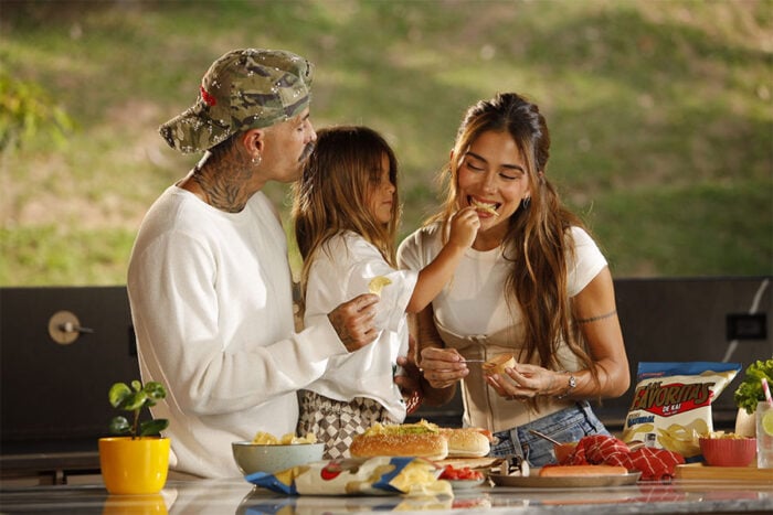 La pareja de cantantes Mike Bahía y Greeicy entra al negocio de los snacks con una marca inspirada en su hijo Kai - La pareja de cantantes Mike Bahía y Greeicy entra al negocio de los snacks con una marca inspirada en su hijo Kai