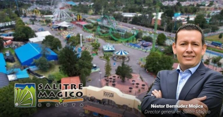 Las2orillas.co: Historias, voces y noticias de Colombia Director general Néstor Bermúdez Mojica at Salitre Mágico amusement park in Bogotá, with rides and the park logo in view. - Las2orillas.co: Historias, voces y noticias de Colombia