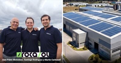Las2orillas.co: Historias, voces y noticias de Colombia Three men in navy polo shirts pose together outdoors; logo on shirts; on the right, a large warehouse roof covered with solar panels. - Las2orillas.co: Historias, voces y noticias de Colombia