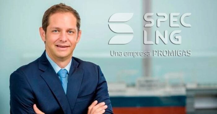 El ojo de Luis Carlos Sarmiento con la regasificadora en Cartagena que puso a andar 10 años antes de la crisis de gas Man in a navy suit and blue tie stands with arms crossed in an office, with SPEC LNG logo in the background. - El ojo de Luis Carlos Sarmiento con la regasificadora en Cartagena que puso a andar 10 años antes de la crisis de gas