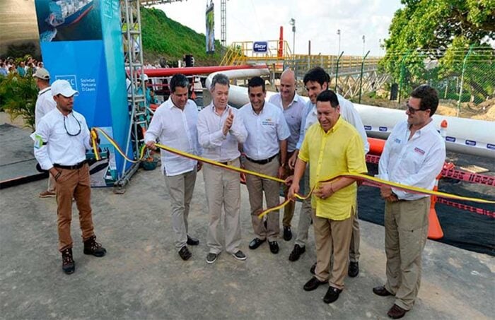El ojo de Luis Carlos Sarmiento con la regasificadora en Cartagena que puso a andar 10 años antes de la crisis de gas Juan Manuel Santos y Manuel Manrique