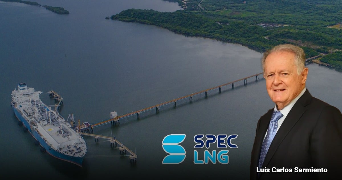 Aerial view of a large LNG tanker docked at a pier beside a green coastline, with the SPEC LNG logo and Luis Carlos Sarmiento in a suit in the foreground. - El ojo de Luis Carlos Sarmiento con la regasificadora en Cartagena que puso a andar 10 años antes de la crisis de gas