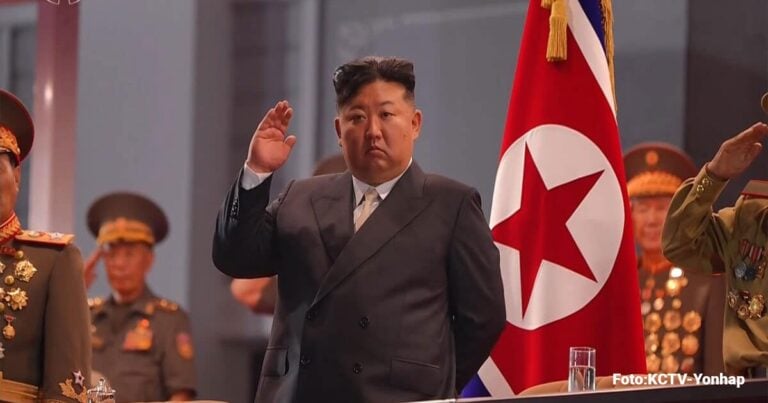 Las2orillas.co: Historias, voces y noticias de Colombia Kim Jong-un in a dark suit salutes at a formal ceremony, with uniformed officers and the North Korean flag in the background. - Las2orillas.co: Historias, voces y noticias de Colombia