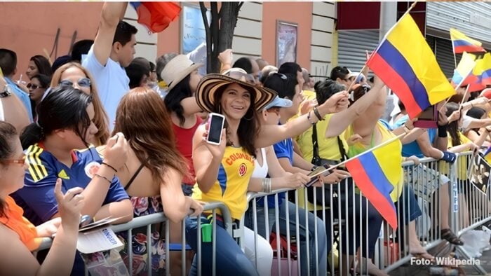 Cómo las familias colombianas en el exterior siguen la actualidad del país a diario - Cómo las familias colombianas en el exterior siguen la actualidad del país a diario