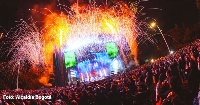 Mientras Rock al Parque celebra 30 años, la entidad que lo maneja lleva una década bajo la lupa de la Contraloría Large outdoor concert at night with fireworks over the stage and a cheering crowd. - Mientras Rock al Parque celebra 30 años, la entidad que lo maneja lleva una década bajo la lupa de la Contraloría
