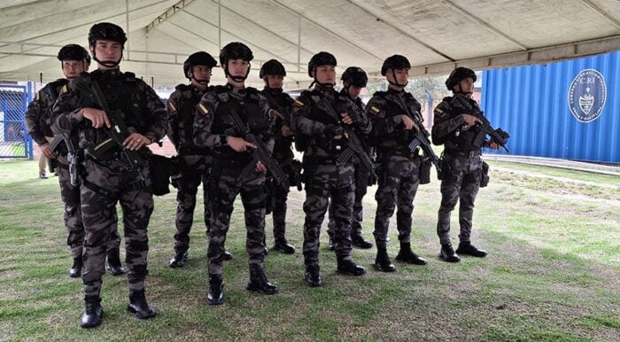 Los guardas del Inpec encargados de trasladar los presos rapados y esposados de pies y manos - Los guardas del Inpec encargados de trasladar los presos rapados y esposados de pies y manos