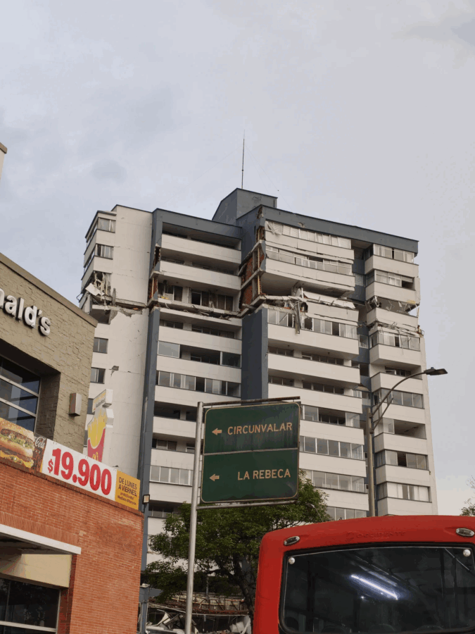 - Un icónico edificio de Pereira y otro que perteneció un narco de Cali fueron de los primeros demolidos tras el terremoto