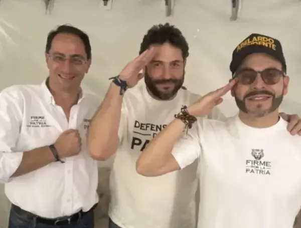 Los 4 pesados empresarios a quienes De la Espriella puso al frente del Fondo Milagro y su billón de pesos Three men in white shirts smile and salute at the camera, posing together. - Los 4 pesados empresarios a quienes De la Espriella puso al frente del Fondo Milagro y su billón de pesos